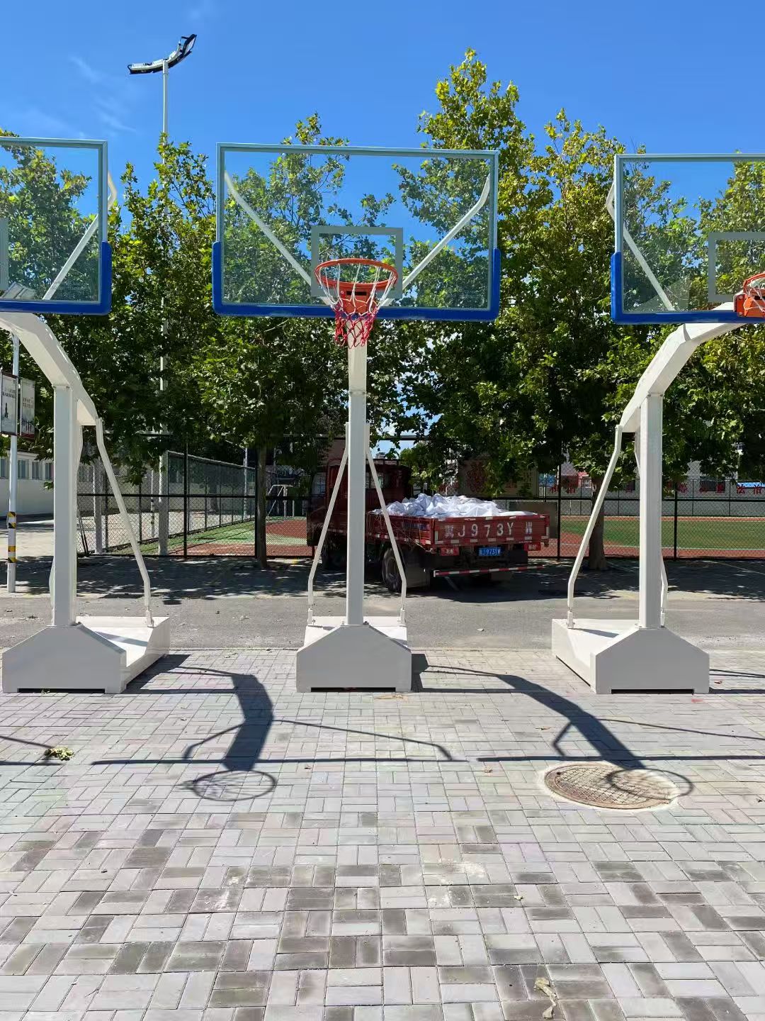 Flat-pack hydraulic basketball hoop